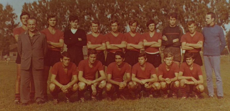 A Textil csapata 1972 nyarán: Ütő László, Papp István intéző, Vajna Csaba, 
Gergen Károly, Györfi László, László Gyula (László II.), László László (László I.), 
Gálovics László, Lukács Vencel, Borbély Albert, Péter József edző, 
guggolnak Laczkovics Ká •  Fotó: Péter Jószef magánarchívuma