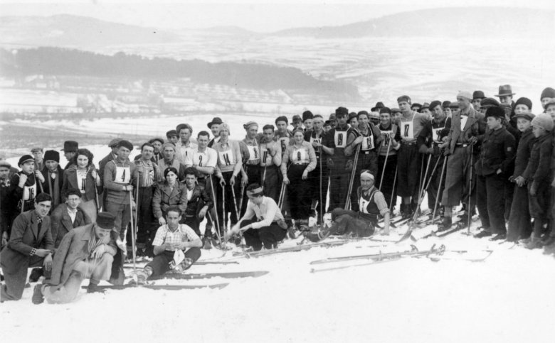 Egy verseny részvevői a Csicseren 1935-ben •  Fotó: Vofkori György: Székelyudvarhely – Várostörténet képekben