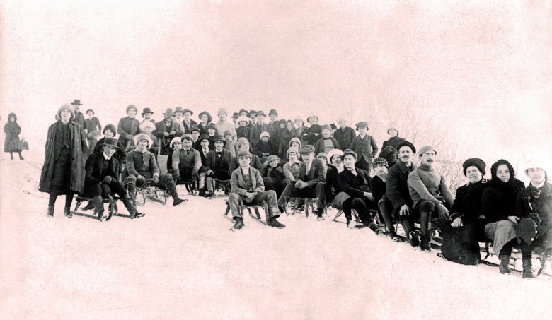 Szánkózó udvarhelyiek a Budváron 1914. január 16-án •  Fotó: Vofkori György: Székelyudvarhely – Várostörténet képekben