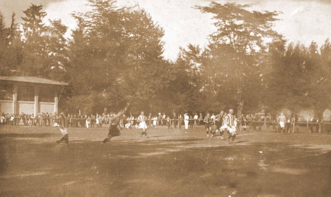 Az 1920-as években a Hargita 
TE a Kollégium-kerti pályán 
játszotta mérkőzéseit, ez a mai 
asztalitenisz-terem és a vasúti 
sín közötti területen volt •  Fotó: Katona Zoltán archívuma