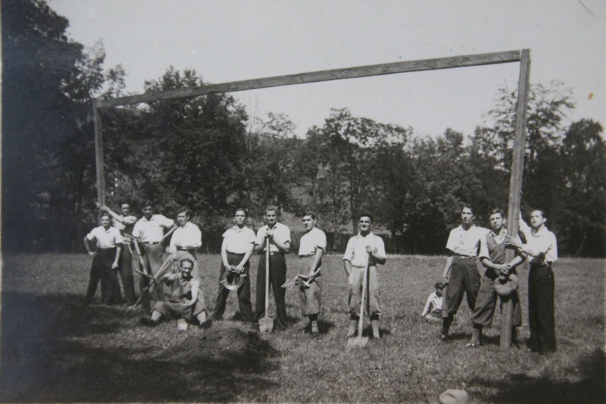 1932 tavaszán felújították 
a Kollégium-kerti labdarúgópályát 
is, az UMTE akkori tagjai új kapukat 
ásnak a földbe •  Fotó: Katona Zoltán archívuma