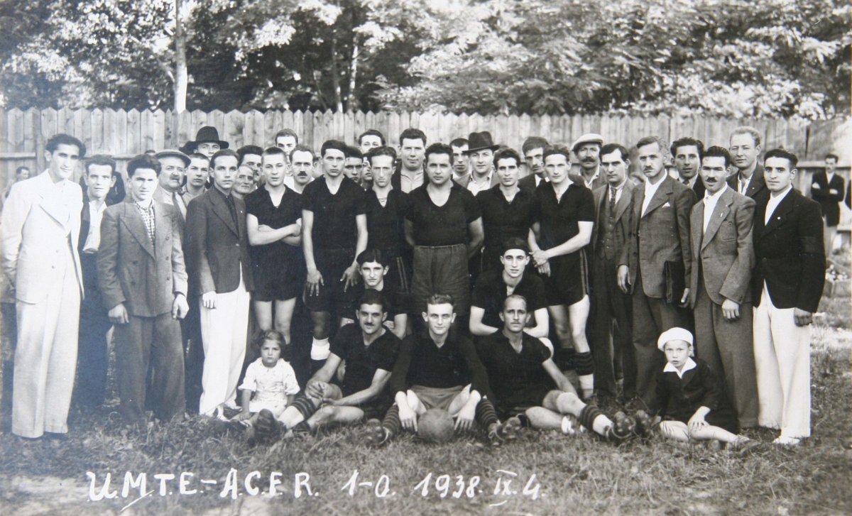 Az UMTE egy győztes meccs után, 1938. október 4-én az új futballpályán, balról jobbra: Kiss Lajos (labdával), Sille Lajos, Üveges Ferenc, Grünspán Tibor, Vári Zsigmond, Lőrincz Zoltán, Mano L., Szalay Dénes, Pásztor Tibor, Szabó László és •  Fotó: Katona Zoltán archívuma