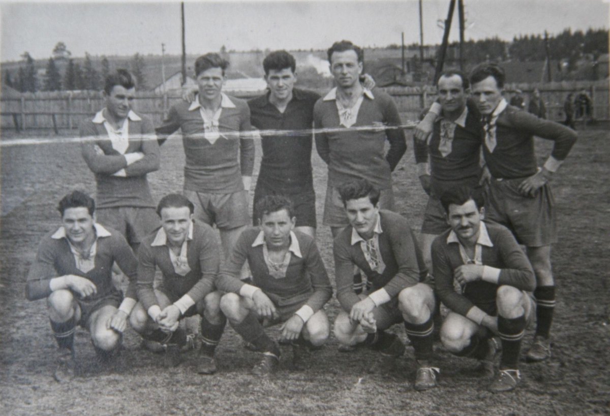 Az Akarat 1958. március 27-én 5–1-re nyert Szentegyházán. Felső sor: Ambrus László, Papp Dénes, Miklós László, Patakfalvi Sándor, Kerekes Károly, Máthé Ferenc. Guggolnak: Miklós Vilmos, Mósa István, Sándor Lőrinc, Bálint Andor és Györffy Áron •  Fotó: Bálint Andor magángyűjteménye