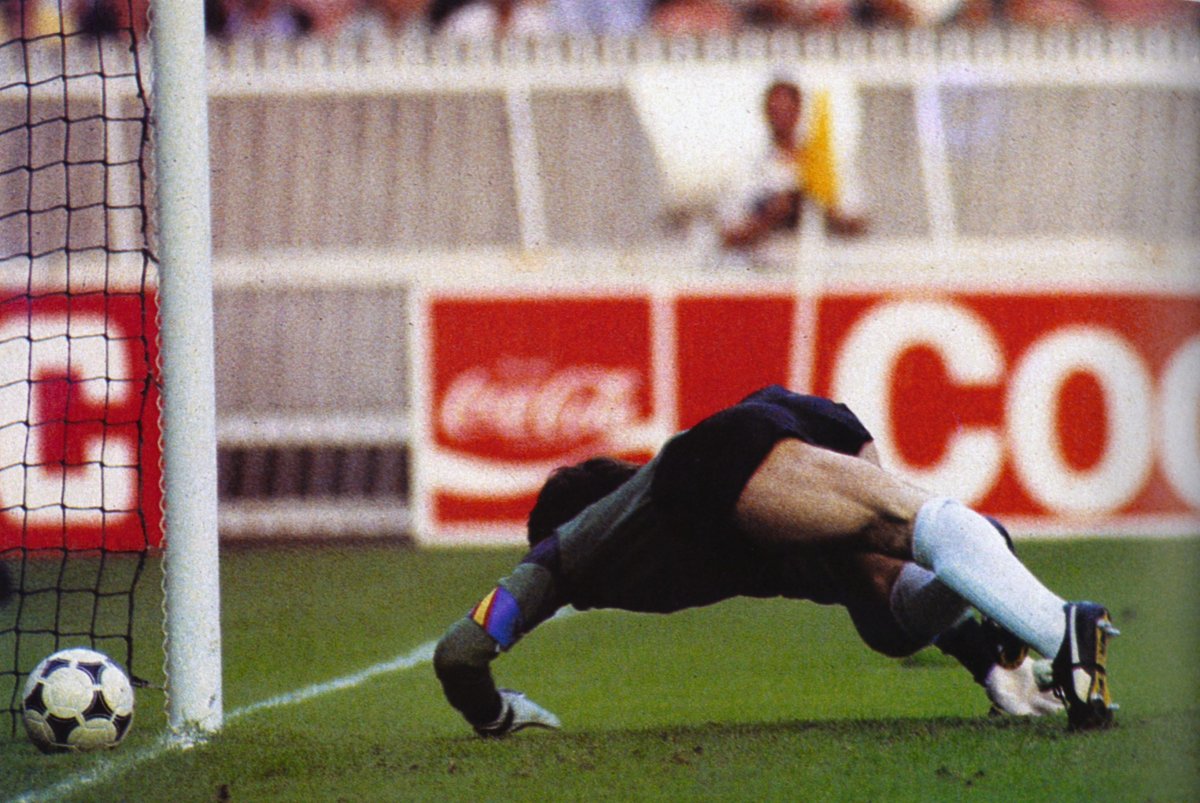 Arconada alatt csúszik be a Platini által meglőtt labda (1984) •  Fotó: Katona Zoltán: Párizstól Bécsig – A labdarúgó Európa-bajnokságok