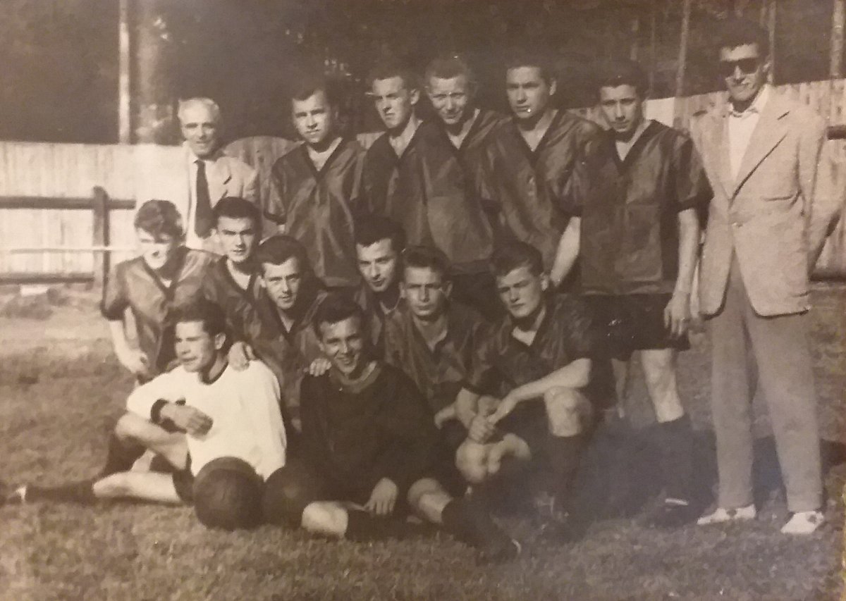 Az Akarat futballcsapata 1954–55-ben. Felső sor: Csillag László edző, Péterfi László, Zsombori László, Miklós Vilmos, Gergely István, Bálint Ferenc, Zenglitzky András intéző. Guggoló sor: Györfi Csaba, Sepsi Sándor, László Gyula, Szabó Gáspár, Gajev •  Fotó: Zenglitzky András magángyűjteménye