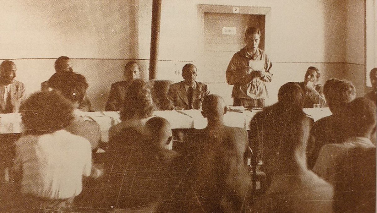A menedékház avatásán (1942. augusztus 30-án) beszédet mond Zárug Endre, a Hargita Testedző Egylet turisztikai szakosztályának főtitkára •  Fotó: Péter Attila: Életem filmkockái című kötete