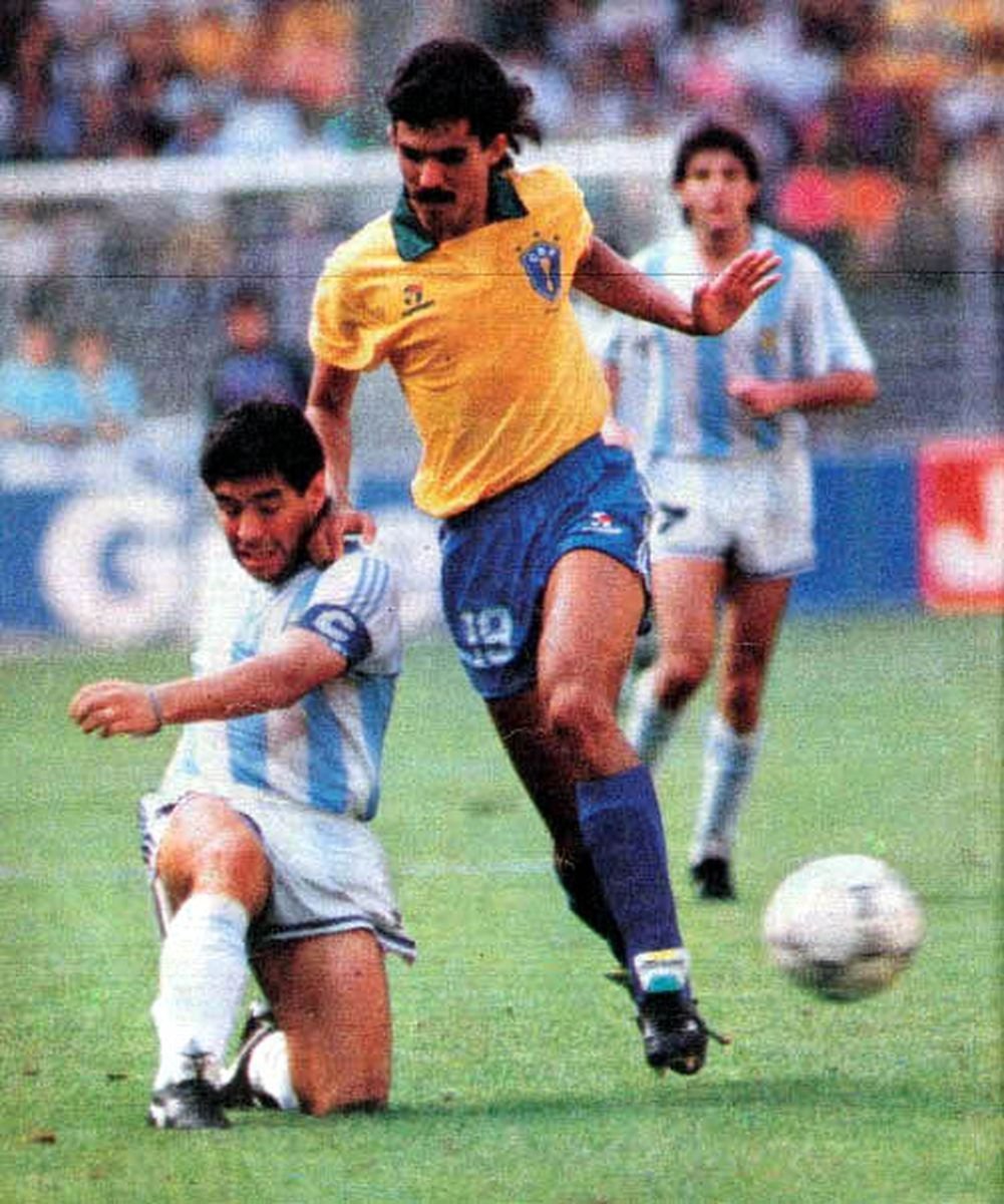 Az a bizonyos gólpassz Caniggiának a 90-es vébé nyolcaddöntőjében, a brazil Ricardo Rocha mellől (1990) •  Fotó: Wikimedia Commons