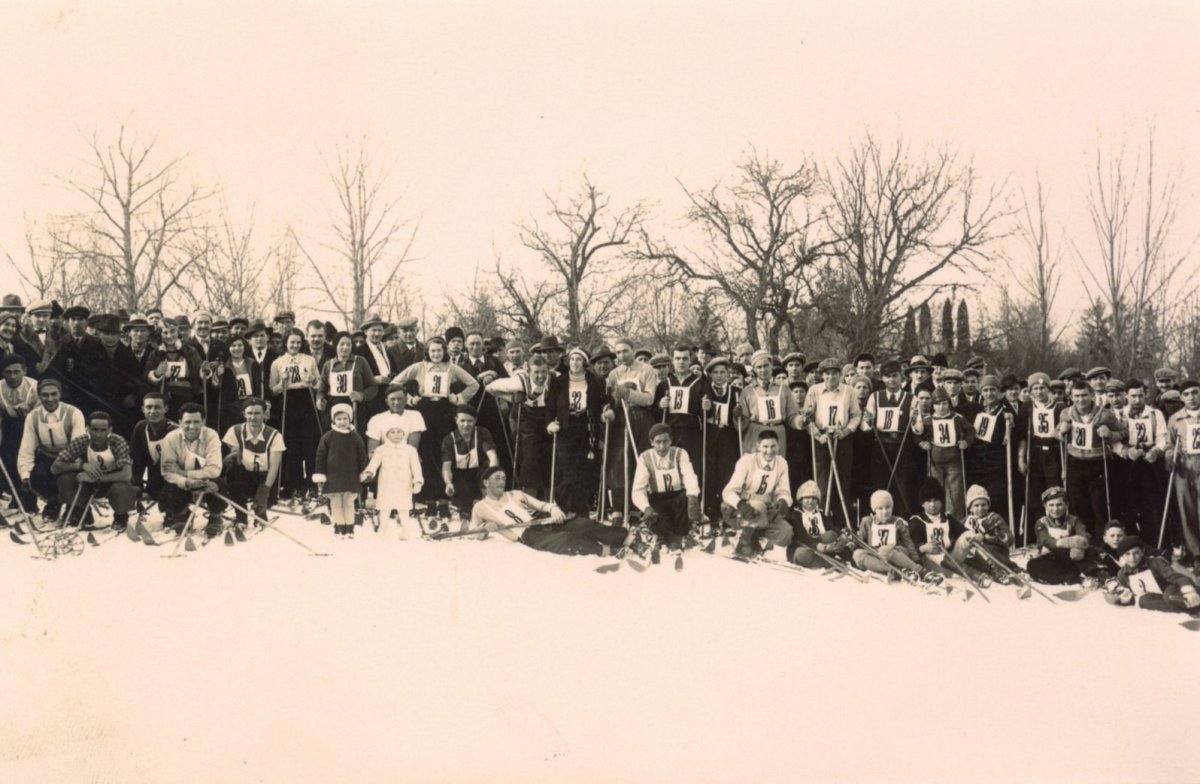 Az első síverseny részvevői a Pap-kertben (1934. február) •  Fotó: Vofkori György: Székelyudvarhely – Várostörténet képekben