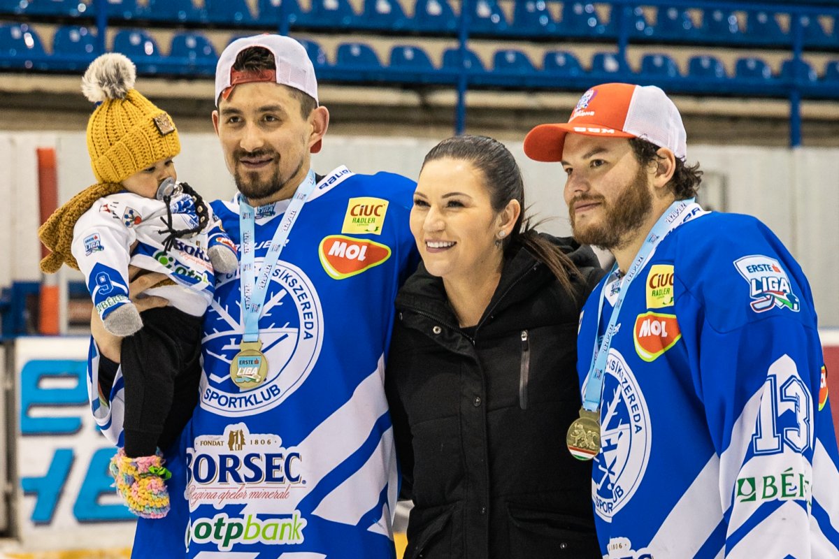 Judd Blackwater (balról) és Yelow Horn (jobbról) a csíkszeredai Vákár Lajos Műjégpályán, a 2021-es Erste Liga-győzelem után •  Fotó: Halmágyi Zsolt/Sportfoto Press