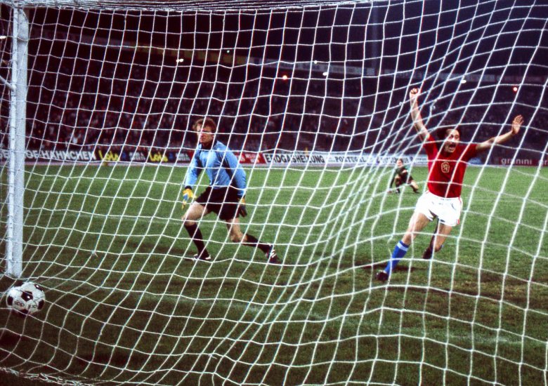 A német Maiert különleges tizenegyesével átejtő Panenka és az 1976-ban Belgrádban Eb-győztes Csehszlovákia nem ment az argentínai vébére, mert Wales és Skócia útját állta •  Fotó: UEFA.com