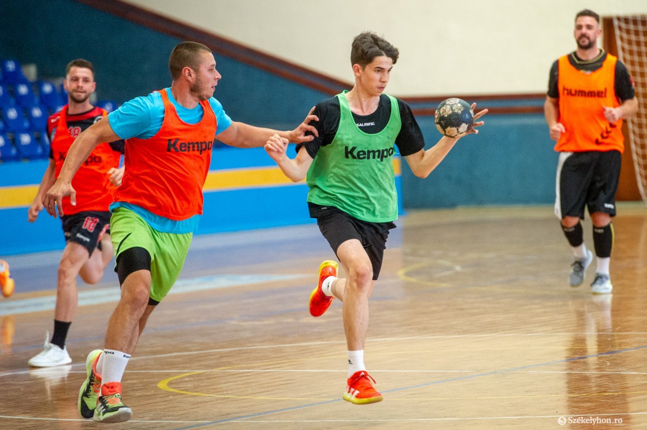 &bullet;  Fotó: Beliczay László