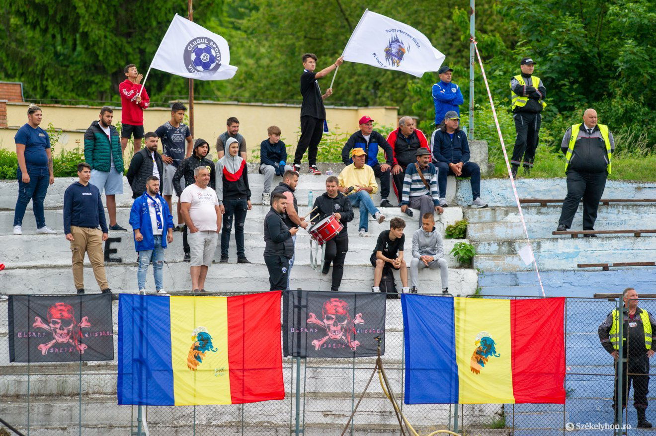Viitorul Dăești szurkolók Székelyudvarhelyen •  Fotó: Beliczay László
