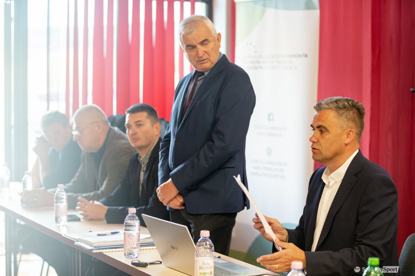 Tamás Zoltánt (állva) Hompoth Dezső (jobbra) váltatja &bullet;  Fotó: Erdély Bálint Előd