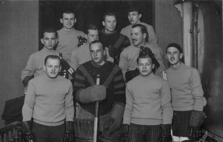 Az erdélyi jégkorong-válogatott 
1942-ben. Alsó sor, balról jobbra 
Incze I. Gábor, Sprencz Pál kapus, 
Incze II. László és dr. Incze Gábor. 
Középső sor: Szabó István, Vákár 
Lajos és Bíró László. A felső sort nem 
sikerült azonosítani •  Fotó: Incze IV. László magánarchívuma