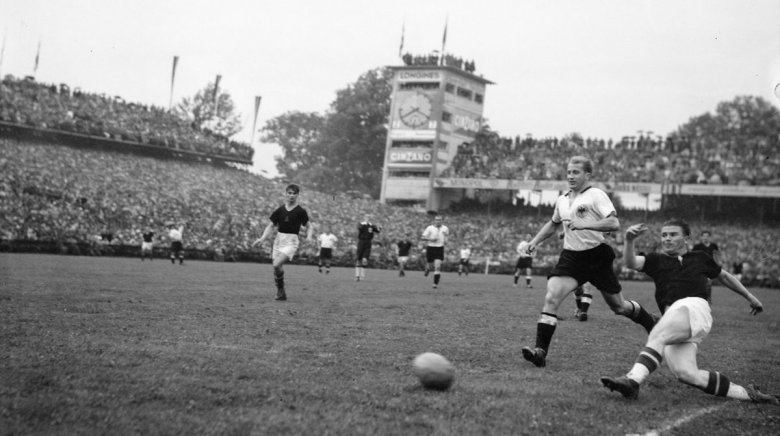 Puskás Ferenc a berni döntő vége 
előtt néhány perccel a kapuba 
talált, de les miatt nem adták meg 
az egyenlítő gólt (1954) •  Fotó: Fortepan/ETH Zürich