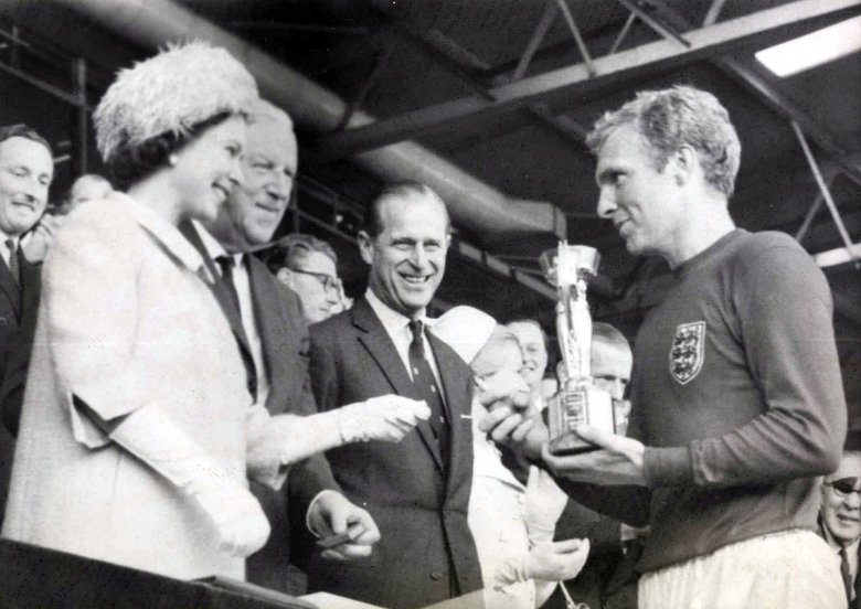 1966-ban II. Erzsébet királynő 
adta át Bobby Moore csapatkapitánynak a Jules Rimet kupát 
a Wembleyben: ez volt Anglia 
első és mindeddig utolsó 
vébégyőzelm •  Fotó: Wikimedia Commons