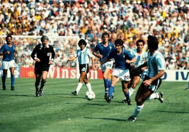 Rainea karrierjének egyik legnehezebb meccse volt az Olaszország–Argentína (2–1) vb-középdöntő 1982-ben, többek között 
Maradonát és Paolo Rossit kellett 
fegyelmeznie •  Fotó: FIFA.com