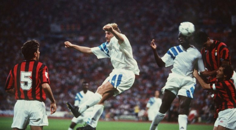 Basile Boli a felugró Rijkaard és 
Baresi felett fejeli be a győztes 
gólt a Milannak, a szintén felugró 
Völler és Costacurta előtt •  Fotó: uefa.com