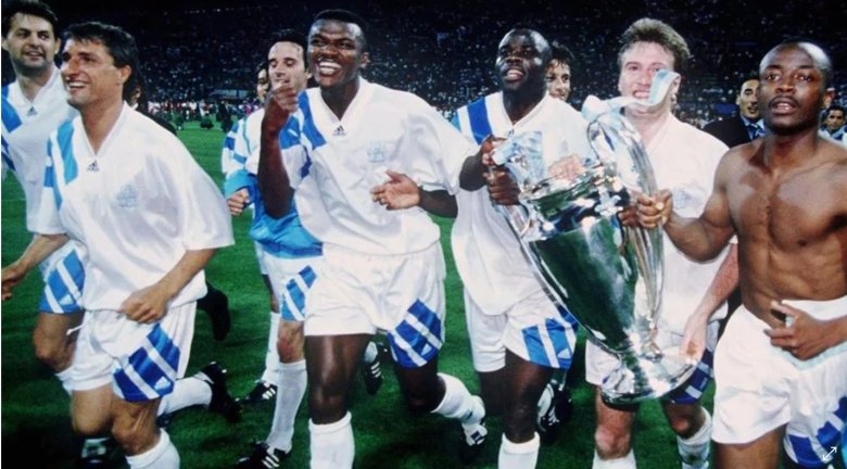 A győztes csapat játékosai 
a kupával – két év múlva a 
középen lévő Marcel Desailly a 
Milan színeiben is megszerezte 
a trófeát •  Fotó: uefa.com