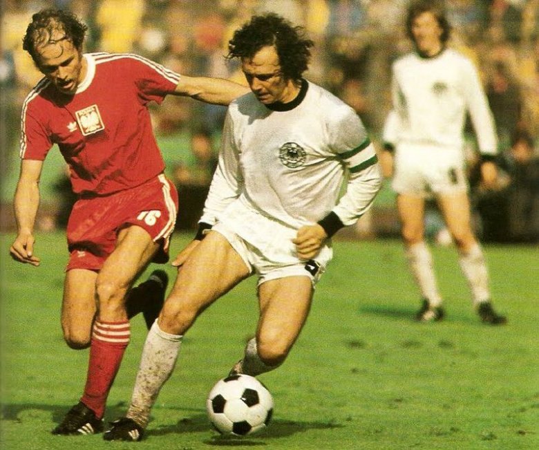 Minden idők egyik legnagyobb söprögetője, a német Franz Beckenbauer (fehérben) 
vb-győzelemre vezette az NSZK-t (1974) •  Fotó: Vintage Football Facebook-oldala