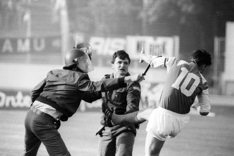 Zvonimir Boban megrúgja a rendőrt a zágrábi 
Maksimir stadionban 1990. május 13-án •  Fotó: thesefootballtimes.co
