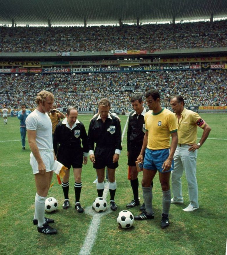 Két korszakos védő csapatkapitányként cserél 
zászlót a mexikói vébén: az angol Bobby Moore 
és a brazil Carlos Alberto (1970) •  Fotó: Vintage Football Facebook-oldala