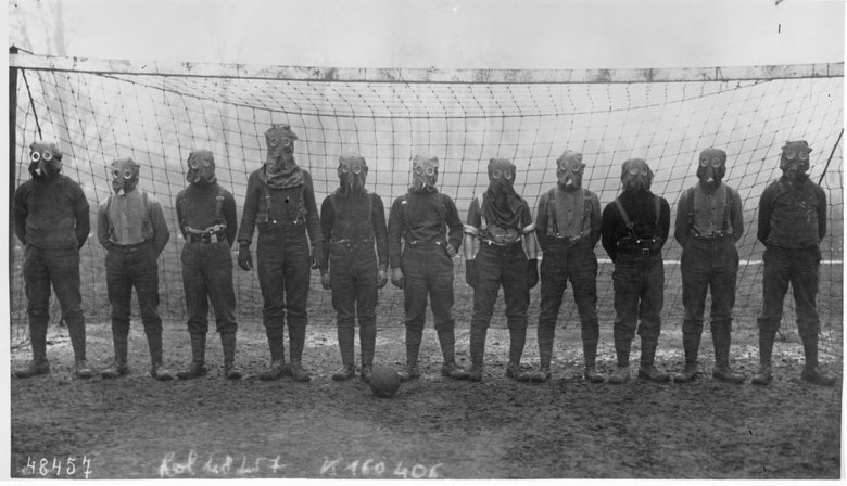 Brit katonák pózolnak 
gázálarcban egy futballkapu 
előtt 1916-ban az északfranciaországi fronton •  Fotó: Wikimedia Commons
