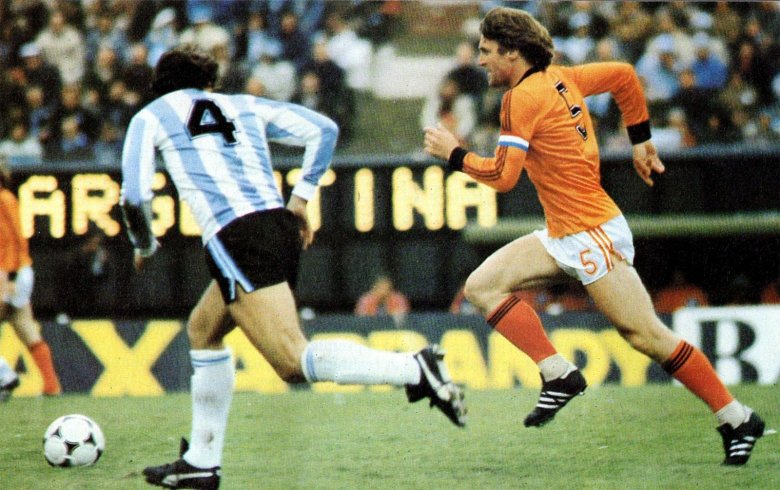 Aki nem lehetett világbajnok, 
pedig két döntőn is játszott: 
Ruud Krol (5-ös számmal), 
Hollandia csapatkapitánya (1978) •  Fotó: Vintage Football Facebook-oldala