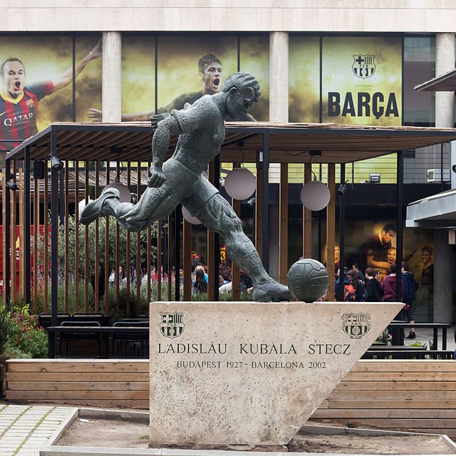 A Kubala-szobor 2009 óta áll a Nou Camp stadion mellett •  Fotó: Wikimedia Commons