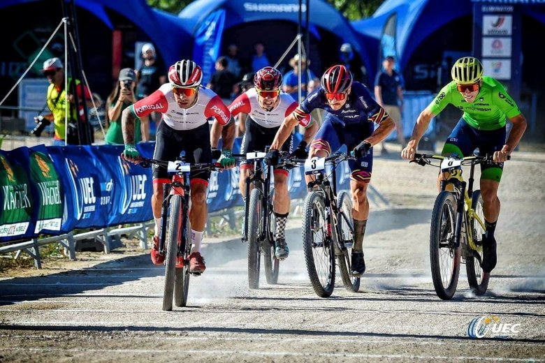 Molnár Ede (kék mezben) a Cross Country Eliminator Európa-bajnokság döntőjében •  Fotó: UEC