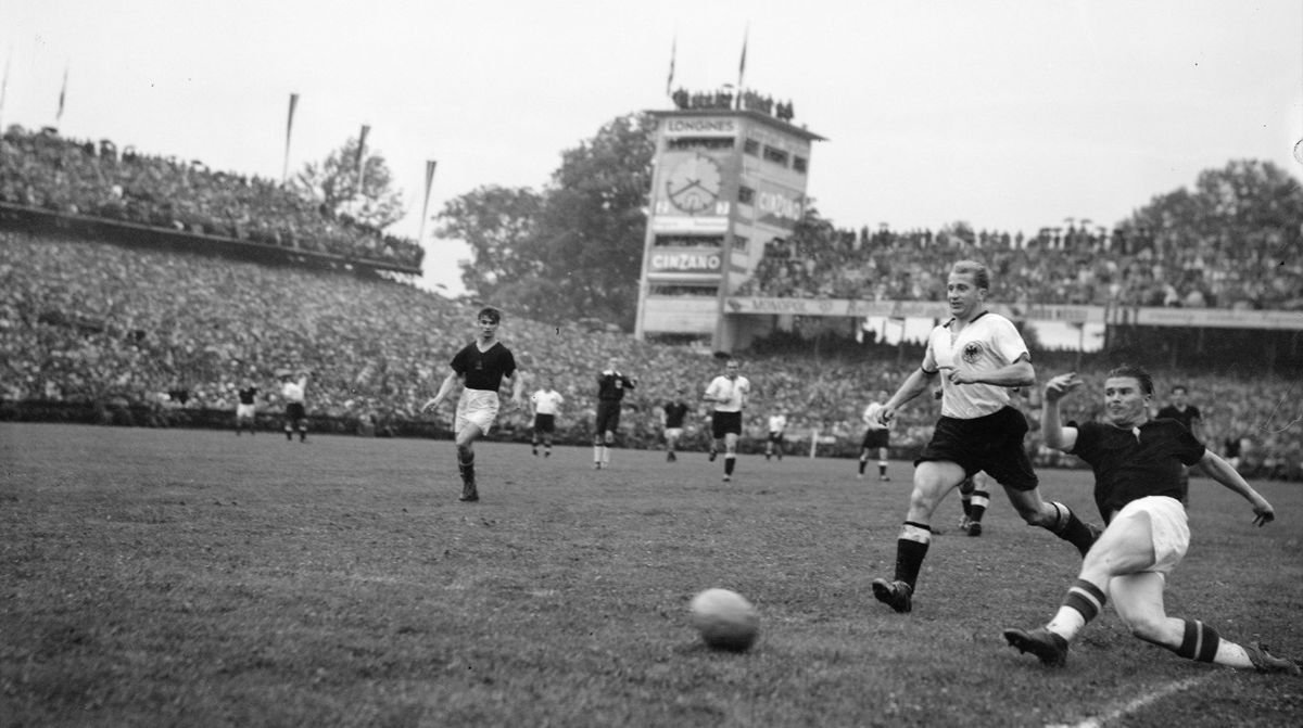 Puskás Ferenc a berni döntő vége előtt néhány perccel a kapuba talált, de les miatt nem adták meg az egyenlítő gólt (1954) •  Fotó: Fortepan/ETH Zürich