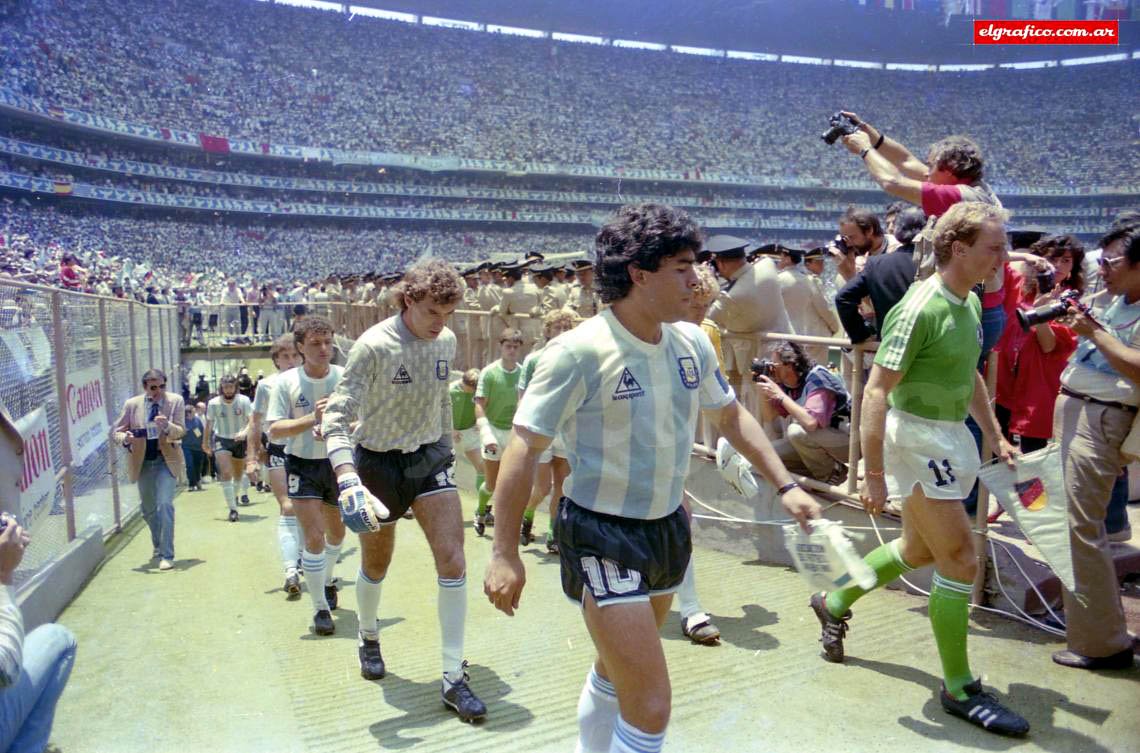Maradona csapatkapitányként kivezeti Argentínát a mexikóvárosi döntőre (1986) •  Fotó: Wikimedia Commons