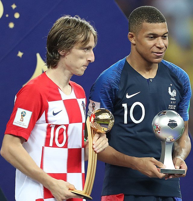 A horvát és a francia tízes, Modric és Mbappé a moszkvai döntő után (2018) •  Fotó: Wikimedia Commons