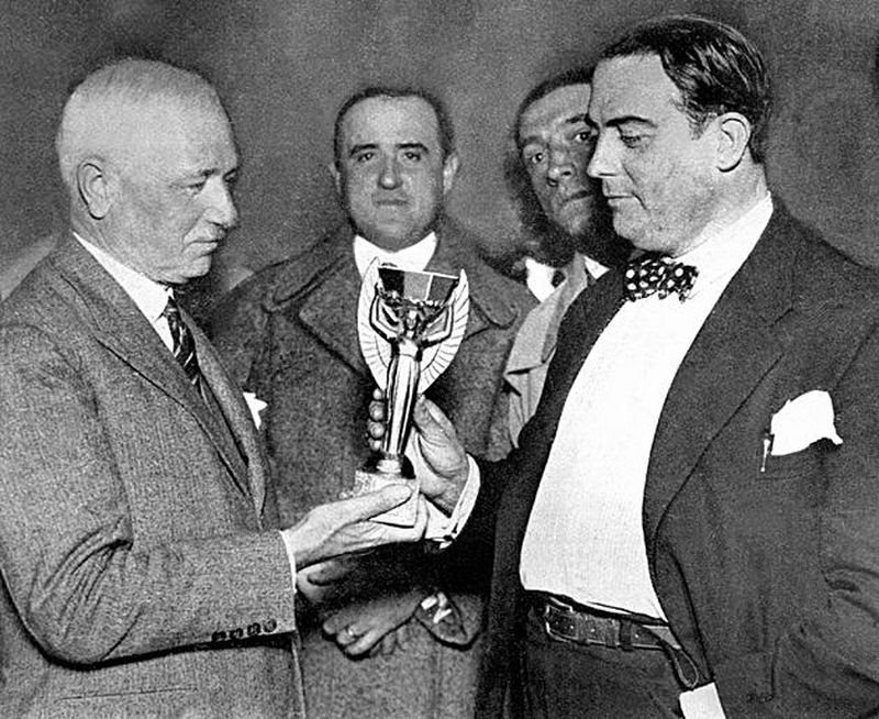 Jules Rimet átadja a kupát az uruguayi szövetség akkori elnökének, Raúl Judénak •  Fotó: Wikimedia Commons