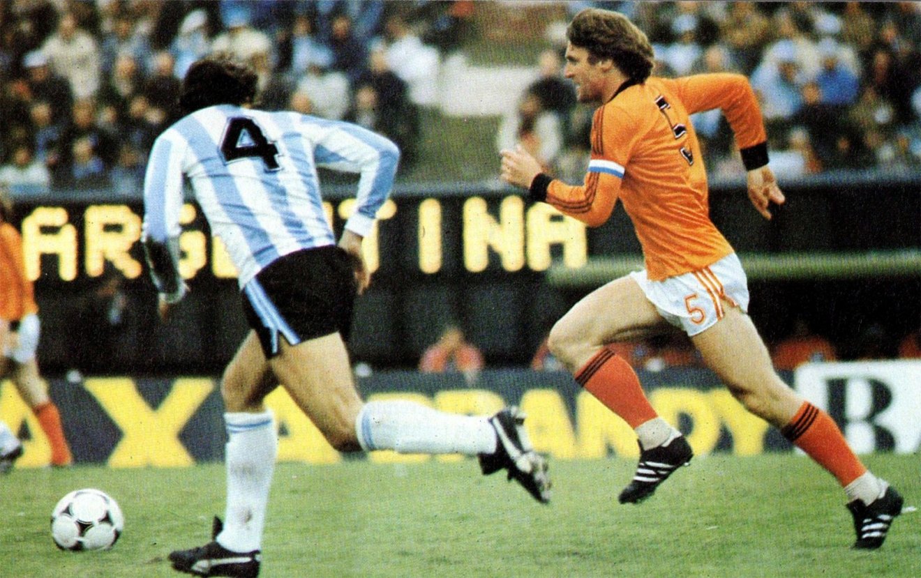 Aki nem lehetett világbajnok, 
pedig két döntőn is játszott: 
Ruud Krol (5-ös számmal), 
Hollandia csapatkapitánya (1978) •  Fotó: Vintage Football Facebook-oldala