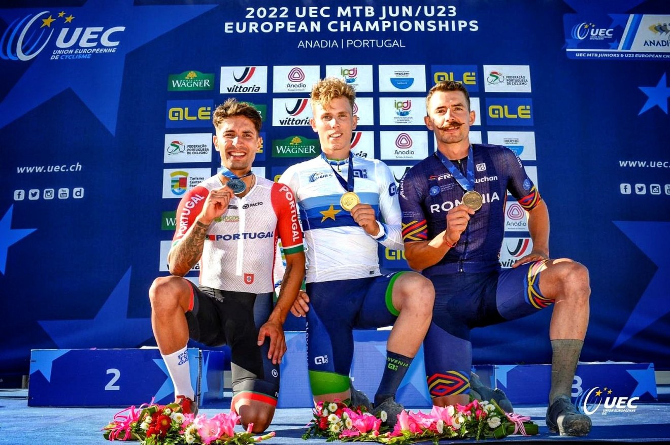 Molnár Ede (kék mezben) a Cross Country Eliminator Európa-bajnokság döntőjében •  Fotó: UEC