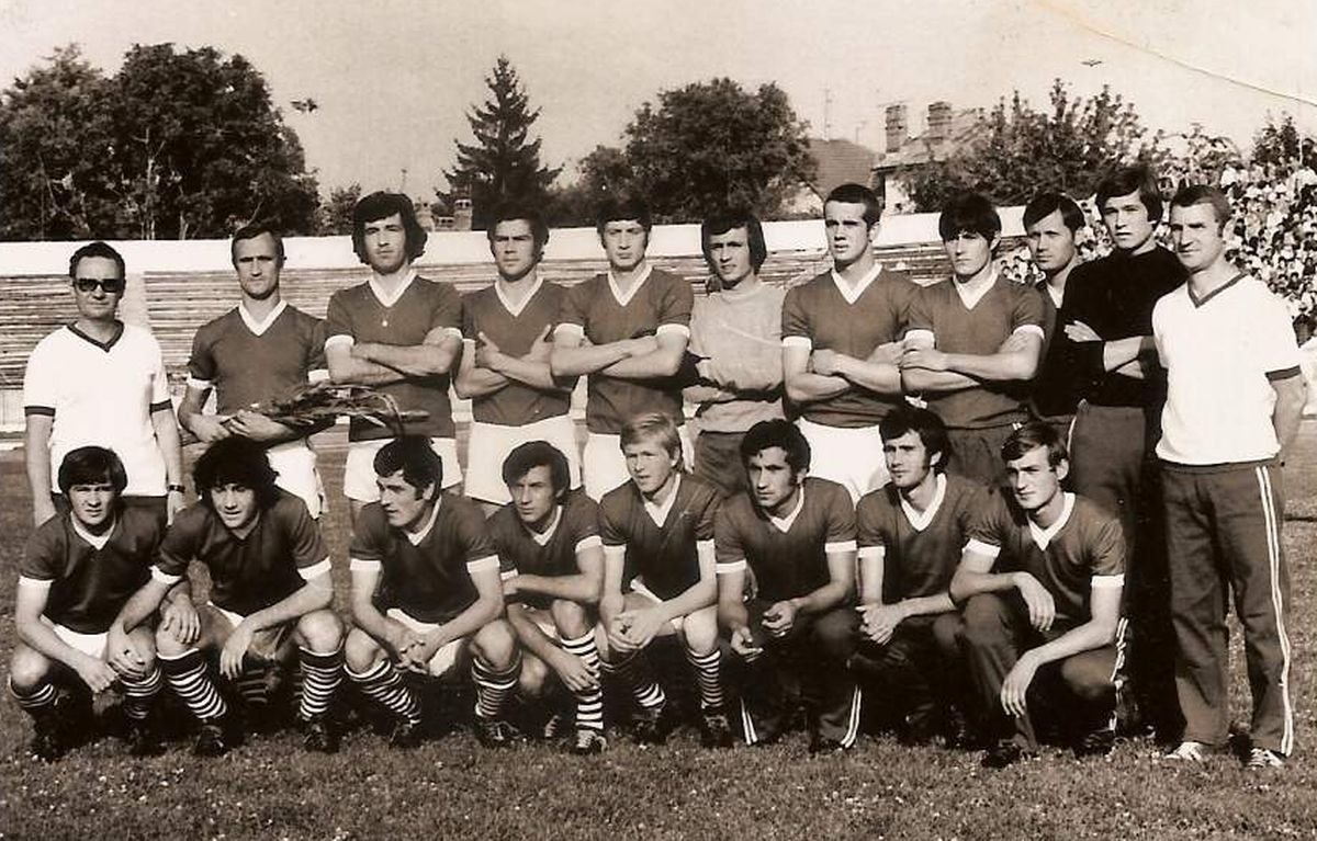 A Poli Iași csapata az 1960-as évek végén. Felső sor, balról jobbra Ilie Oană (vezetőedző), Dumitru Romilă, Viorel Stoicescu, Mihai Romilă, Samoilă, Pop Gheorghe, Valentin Micloș, Constantin Ionescu, Costică Goliac, Mircea Atimoftoaie, Ion Marica (másodedző). Alsó sor, balró jobbra Incze IV. László, Vasile Simionaș, Vlad Marica, Lulu Ailoaiei, Pufi Ciubotaru, Dumitru Anton, Marian Moldovan, Daniel ToacaForrás: Poli Iași •  Fotó: Poli Iași