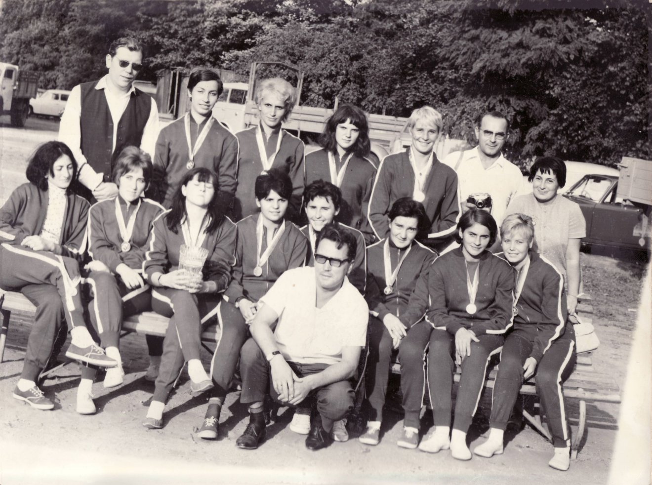 Székelyföldiek a romániai Akarat-válogatottban, a szövetkezeti csapatok világversenyén, 1967-ben, Prágában. Felső sor, balról az első: Petres József edző, a harmadik játékos Mezei Márta. Ülő sor, a második Aurelia Şchiopu, a harmadik Magyari Zsófia Gyöngyvér, a negyedik Jánossy Mária, az ötödik Kohn Judit, a hatodik Dorgó Éva, a nyolcadik pedig Szebeni Ibolya •  Fotó: Petres József hagyatéka