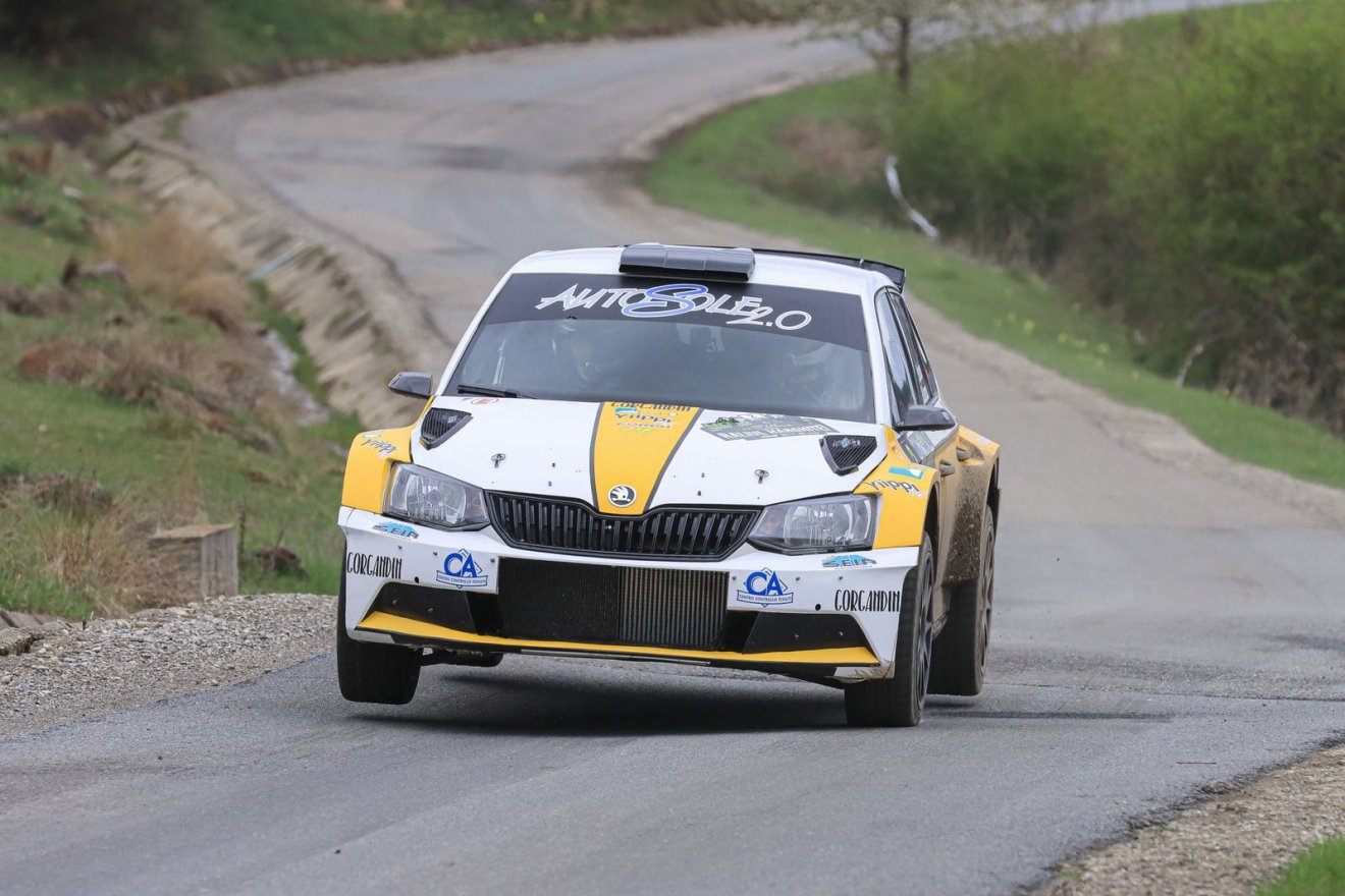 Sebastian Barbu tartja a lépést, minimális a hátránya &bullet;  Fotó: RallyPhoto Hunters