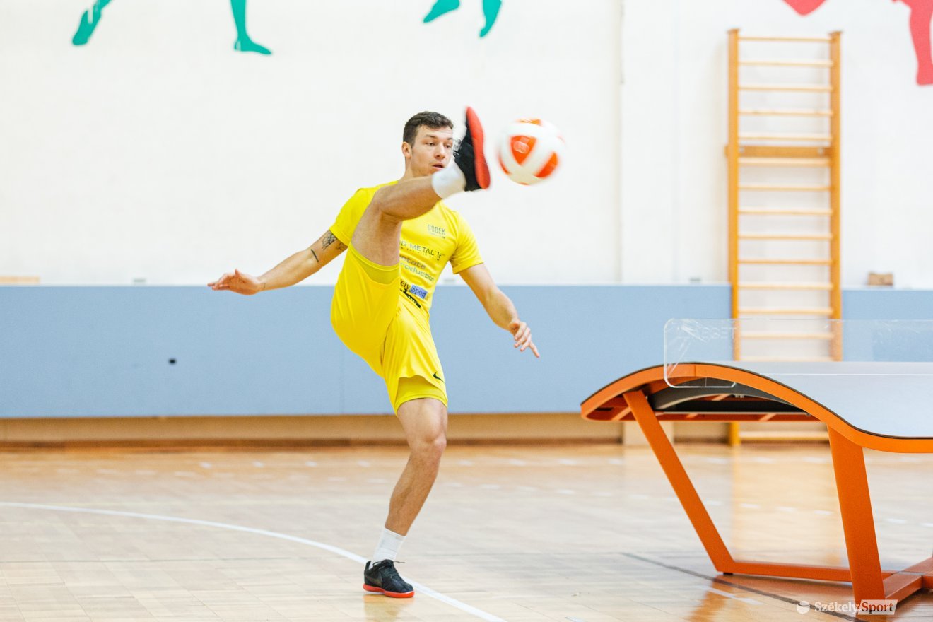 Láb és fej egy magasságban. Gyakori látvány a hajlított asztal mellett •  Fotó: Erdély Bálint Előd