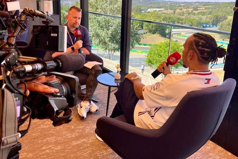 Szeleczky Ádám és Lewis Hamilton, interjú közben •  Fotó: Facebook/Szeleczky Ádám