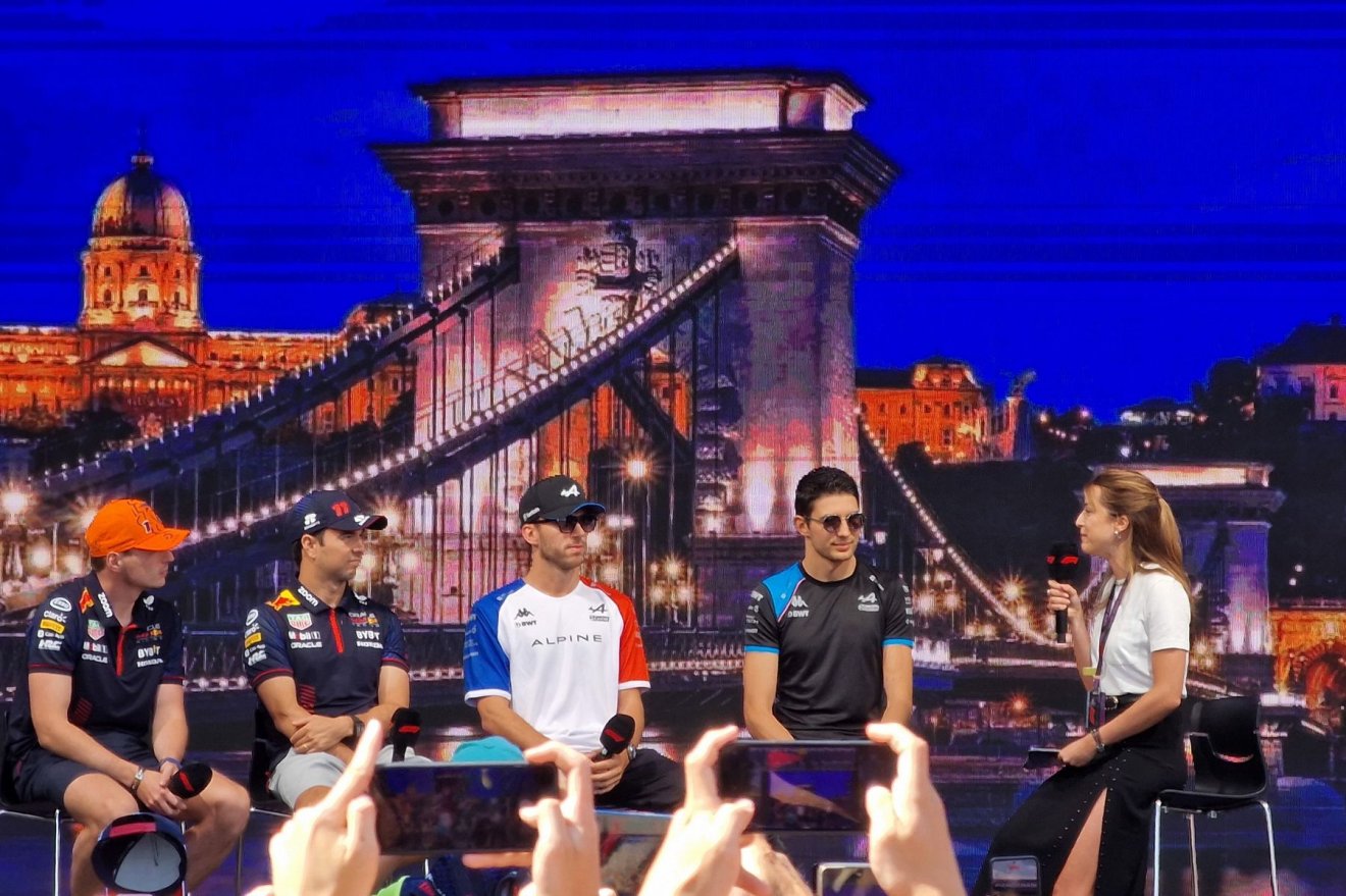 Max Verstappen, Sergio Perez, Pierre Gasly és Esteban Ocon a közönségtalalkozó színpadán, az időmérő napján •  Fotó: Szécsi Zsolt