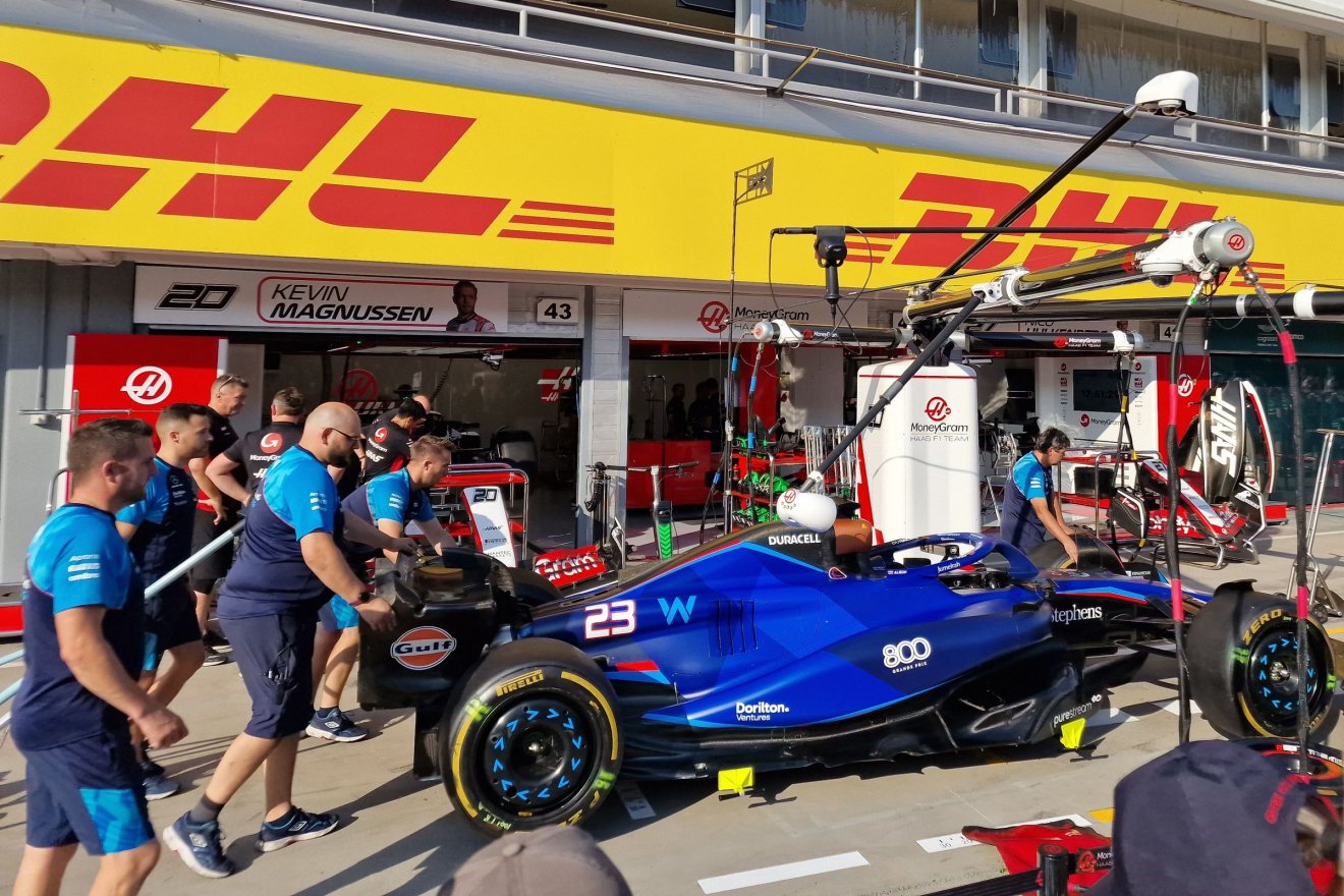 A Williams csapat versenyautója a boxutcában •  Fotó: Szécsi Zsolt