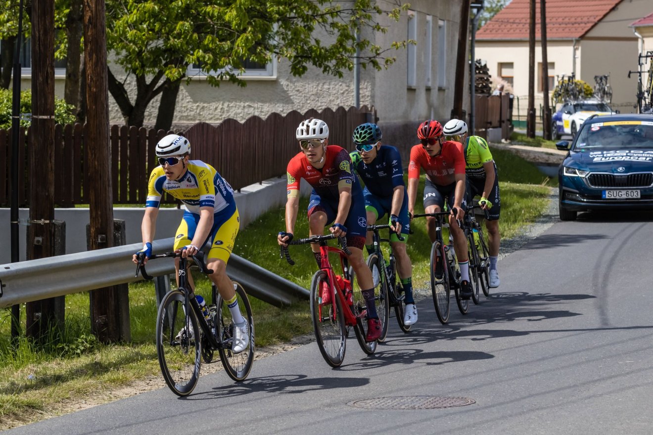 Versenyzők a 44. Tour de Hongrie országúti kerékpáros körverseny nyitóetapján Szentgotthárd-Máriaujfalunál •  Fotó: MTI/Katona Tibor