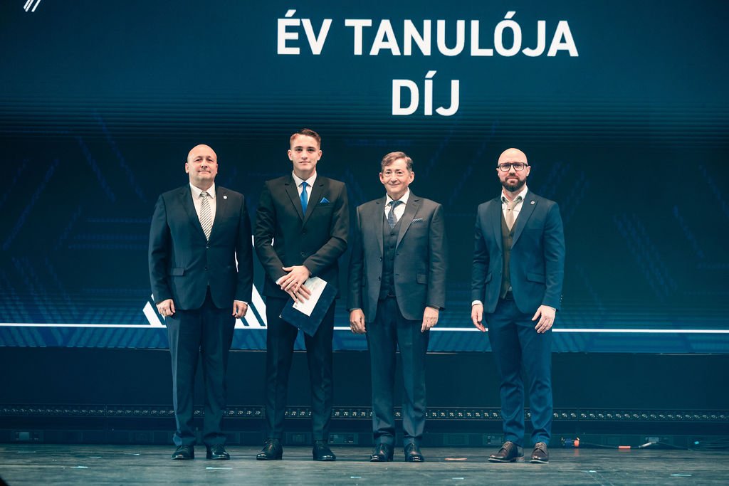 Vajda Szabolcs díjazása •  Fotó: Facebook/Puskás Akadémia