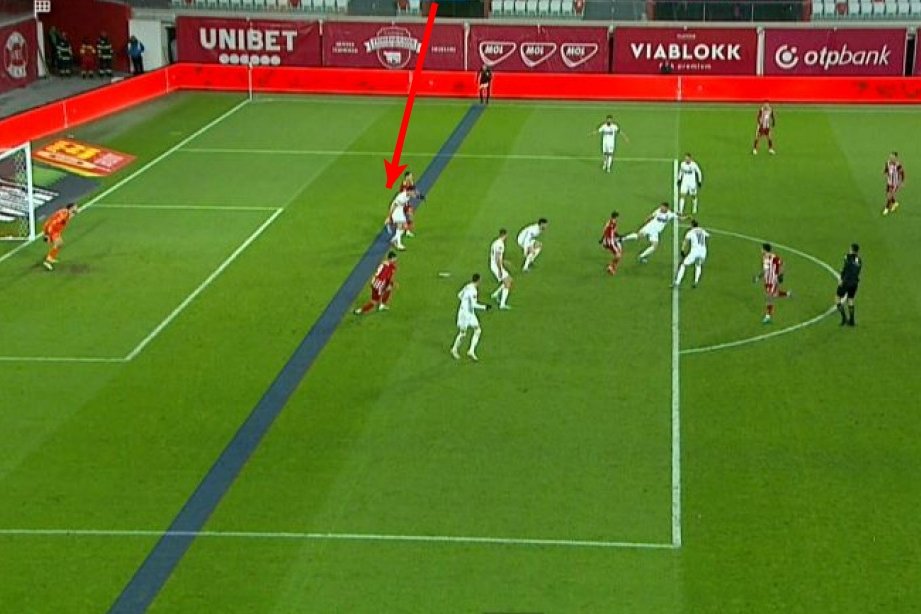 Az ominózus helyzet a Sepsi OSK második gólja előtt •  Fotó: Forrás: Digi Sport