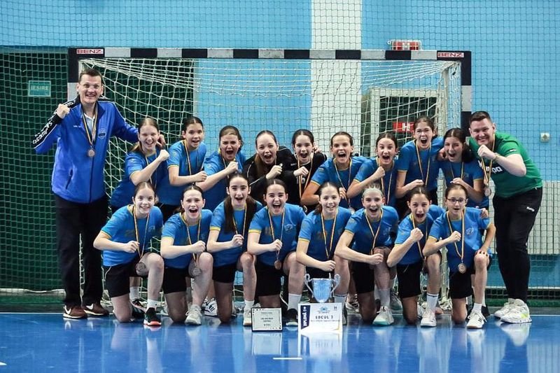 Bronzéremmel a nyakakban a lányok •  Fotó: Facebook/SzejkeSK