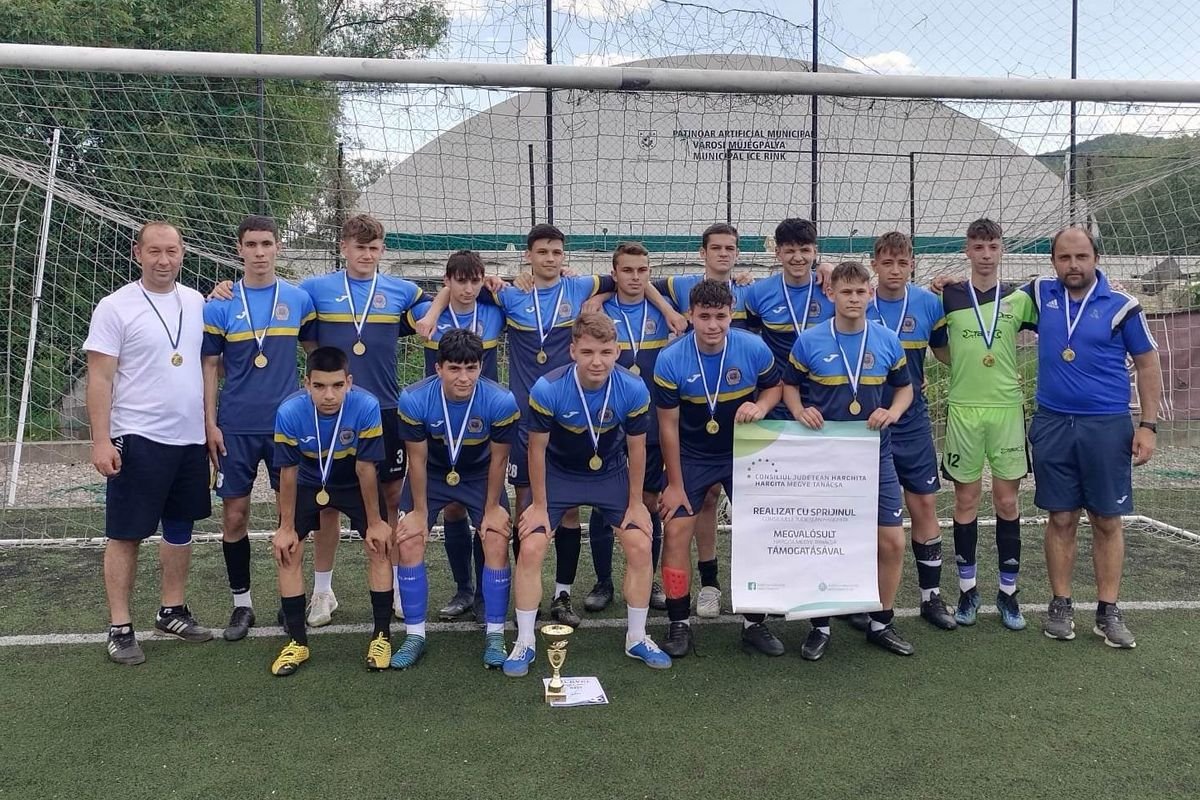 Az U19-es együttes a megyei aranyéremmel. •  Fotó: Facebook/Székelyudvarhelyi ISK