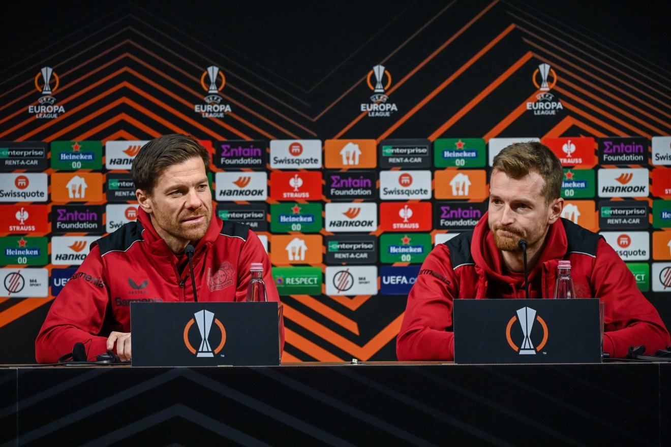 Xabi Alonso és Lukas Hradecky is óvatosan fogalmazott a csütörtöki meccs előtt •  Fotó: MTI/Illyés Tibor