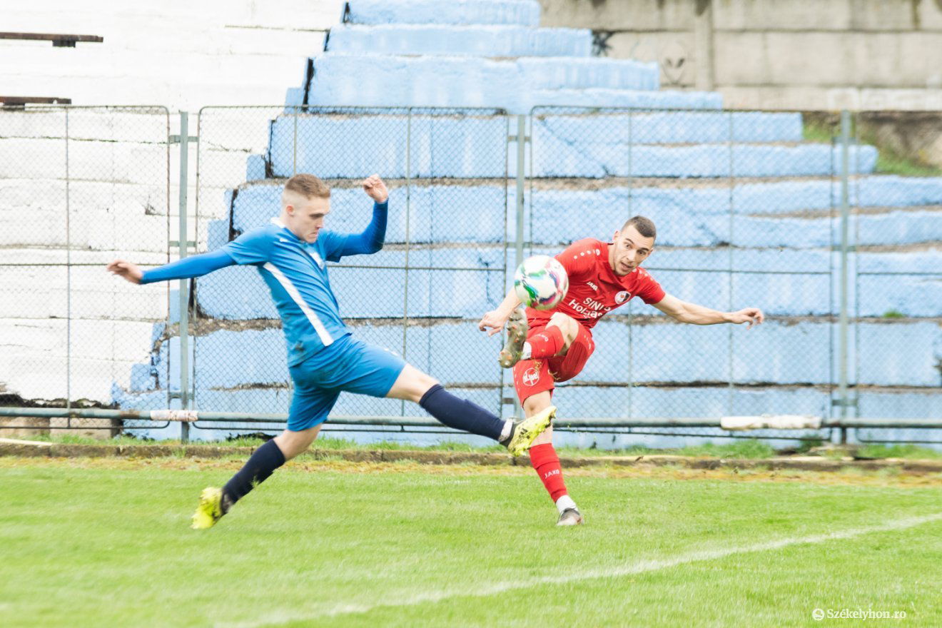Simó Csongor kiváló szezont zárt, a csapat házi gólkirálya lett, a felkészülést a 2. ligás FK Csíkszeredával kezdi meg •  Fotó: László Ildikó